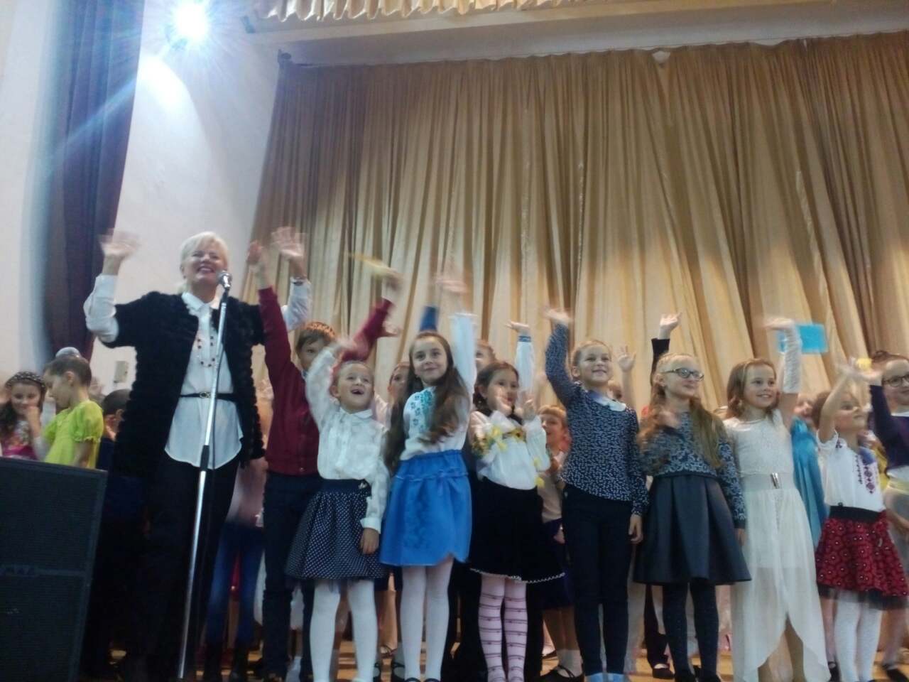 В Ужгородській дитячій школі мистецтв відбувся традиційний концерт “Посвята учнів у першокласники”