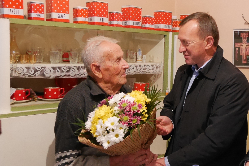 Міський голова Богдан Андріїв привітав ужгородця Миколу Деревляника зі 100-літним ювілеєм