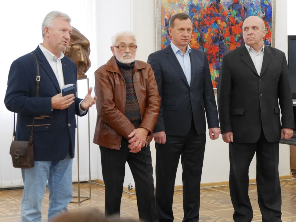 В Ужгороді з нагоди Дня художника відкрили виставку, де представлені майже півтори сотні робіт закарпатських митців