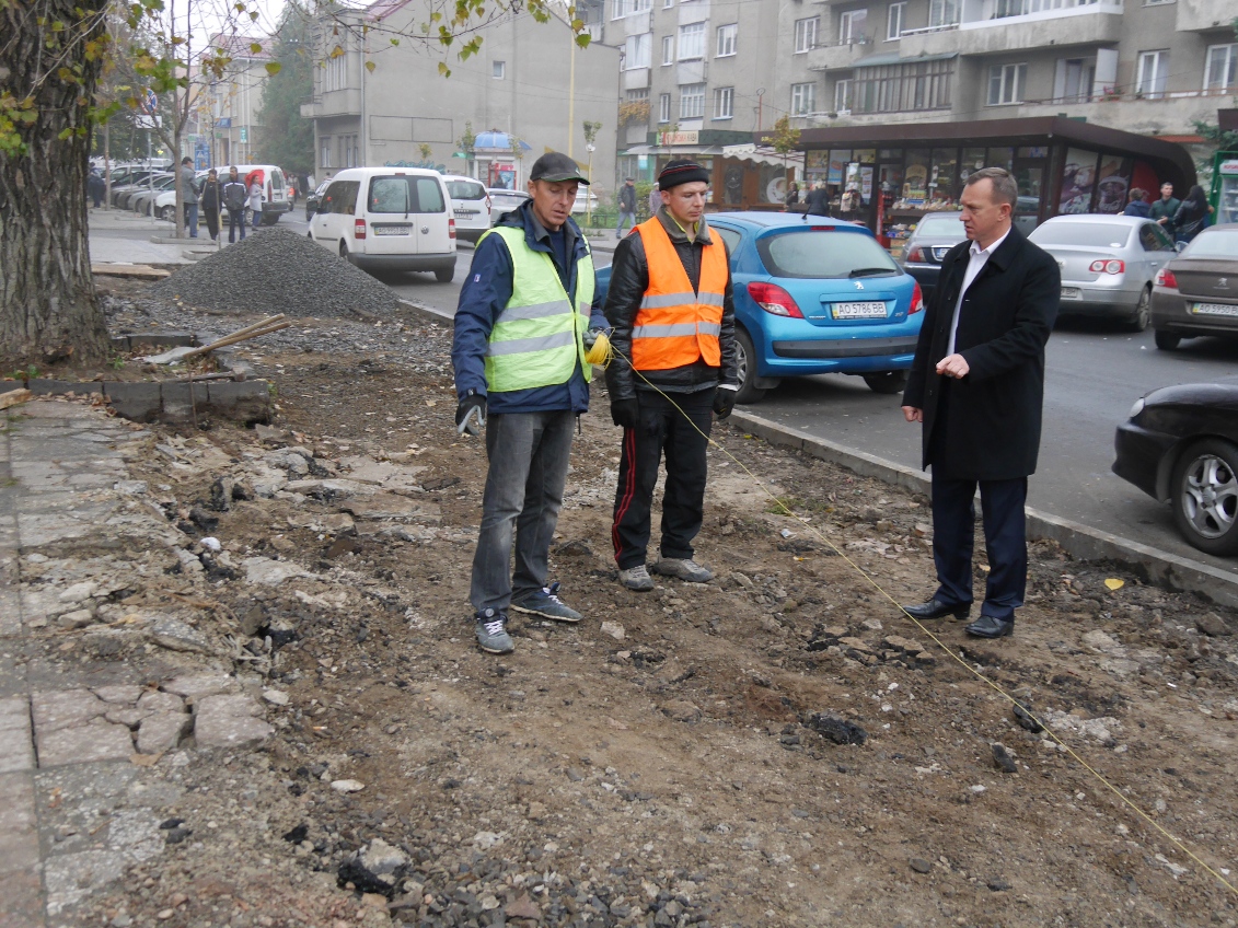 На проспекті Свободи в Ужгороді оновлюють тротуар