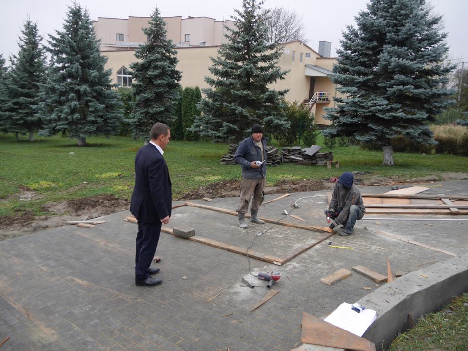 На Пагорбі Слави в Ужгороді роблять алею і мощення до майбутнього монументу Героям, які загинули в зоні АТО