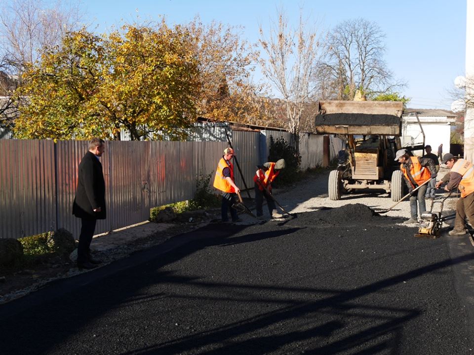 В Ужгороді проводять поточний ремонт у провулку Приютському