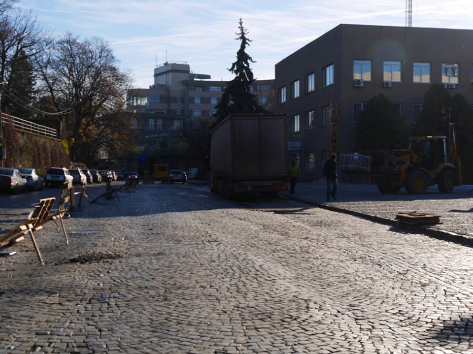 На площі Поштовій в Ужгороді тротуар викладуть із нового матеріалу – гранітних плит та брущатки для мощення із габро