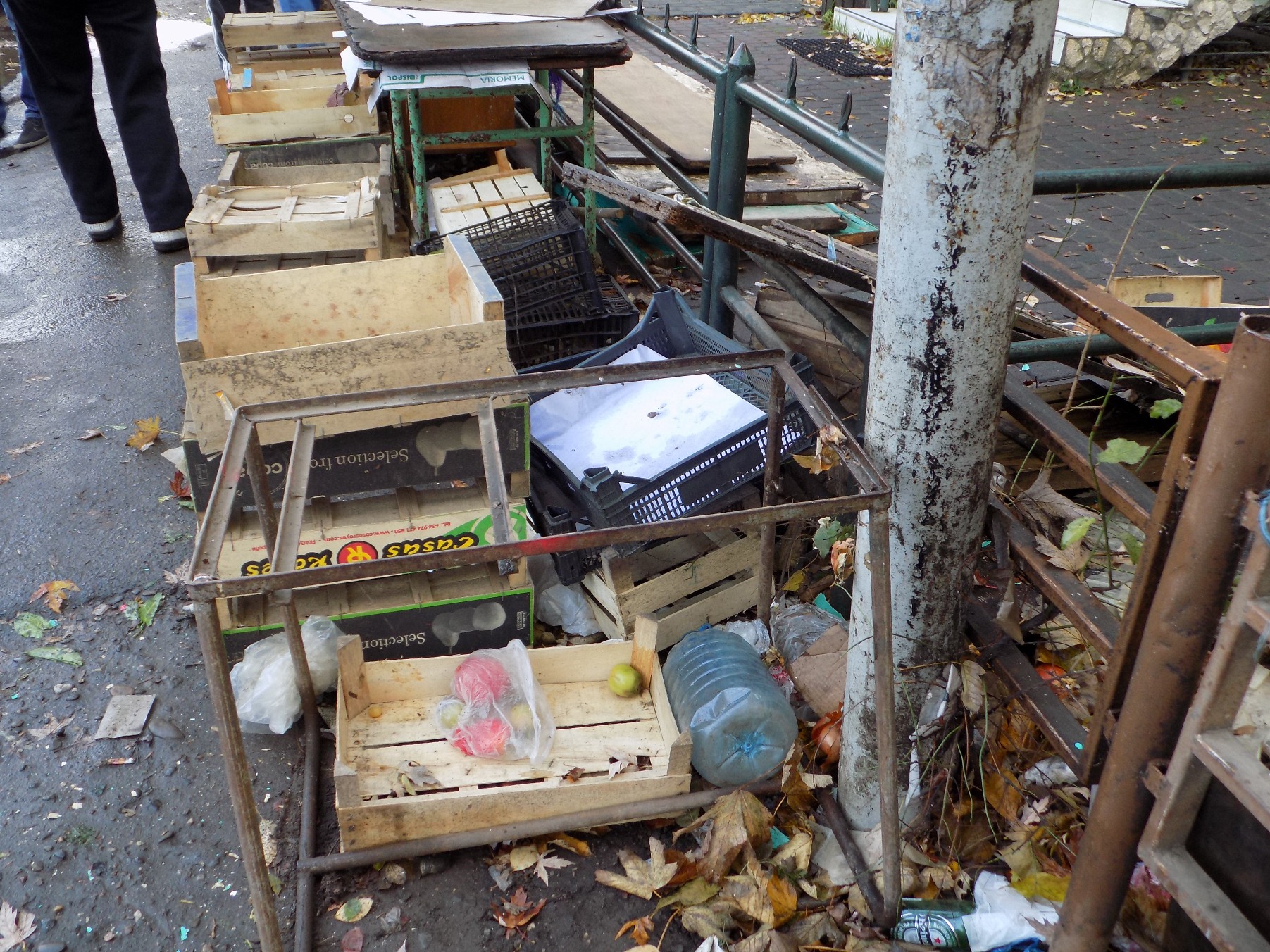 Біля ринку “Білочка” в Ужгороді прибрали сміття, з якого проводили стихійну торгівлю