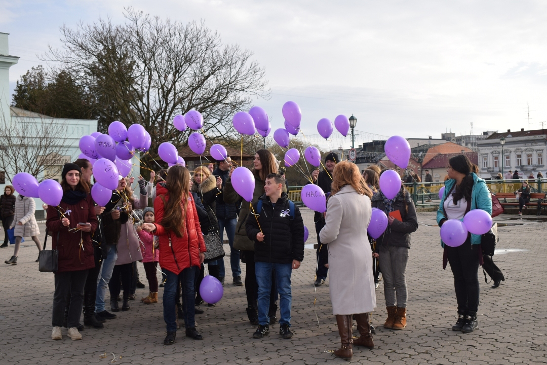 У центрі Ужгорода провели флешмоб у рамках  Всеукраїнської акції «16 днів проти насильства»