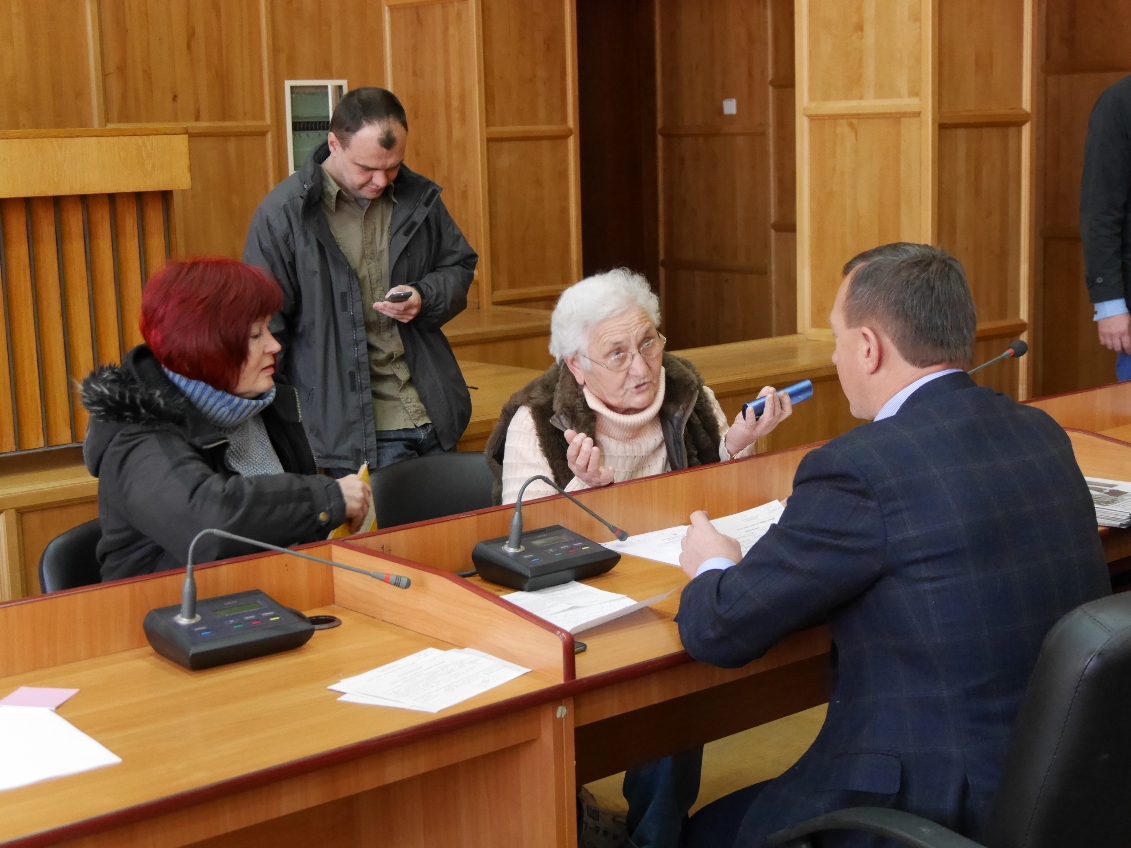 З питаннями про матеріальну допомогу, ремонти, земельні ділянки прийшли ужгородці на прийом до міського голови Богдана Андріїва