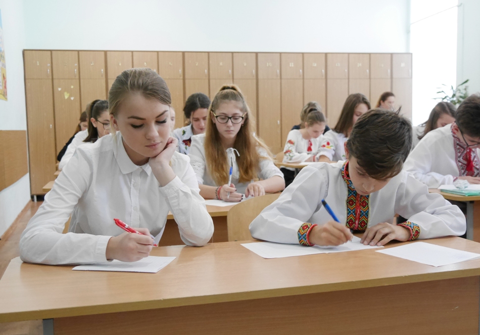 Ужгородські школярі долучилися до написання радіодиктанту національної єдності