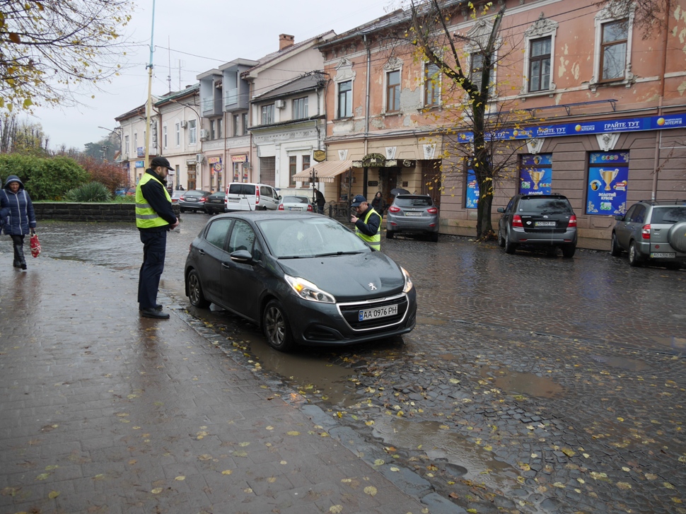 Ужгородським водіям нагадали про необхідність дотримуватися правил паркування автомобілів біля автобусних зупинок