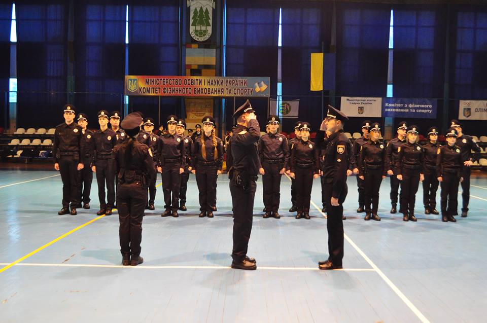 Заступник міського голови Ужгорода Ігор Фартушок привітав новобранців патрульної поліції з прийняттям присяги