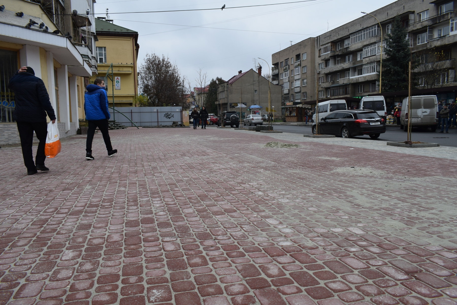 На проспекті Свободи в Ужгороді триває капремонт тротуару