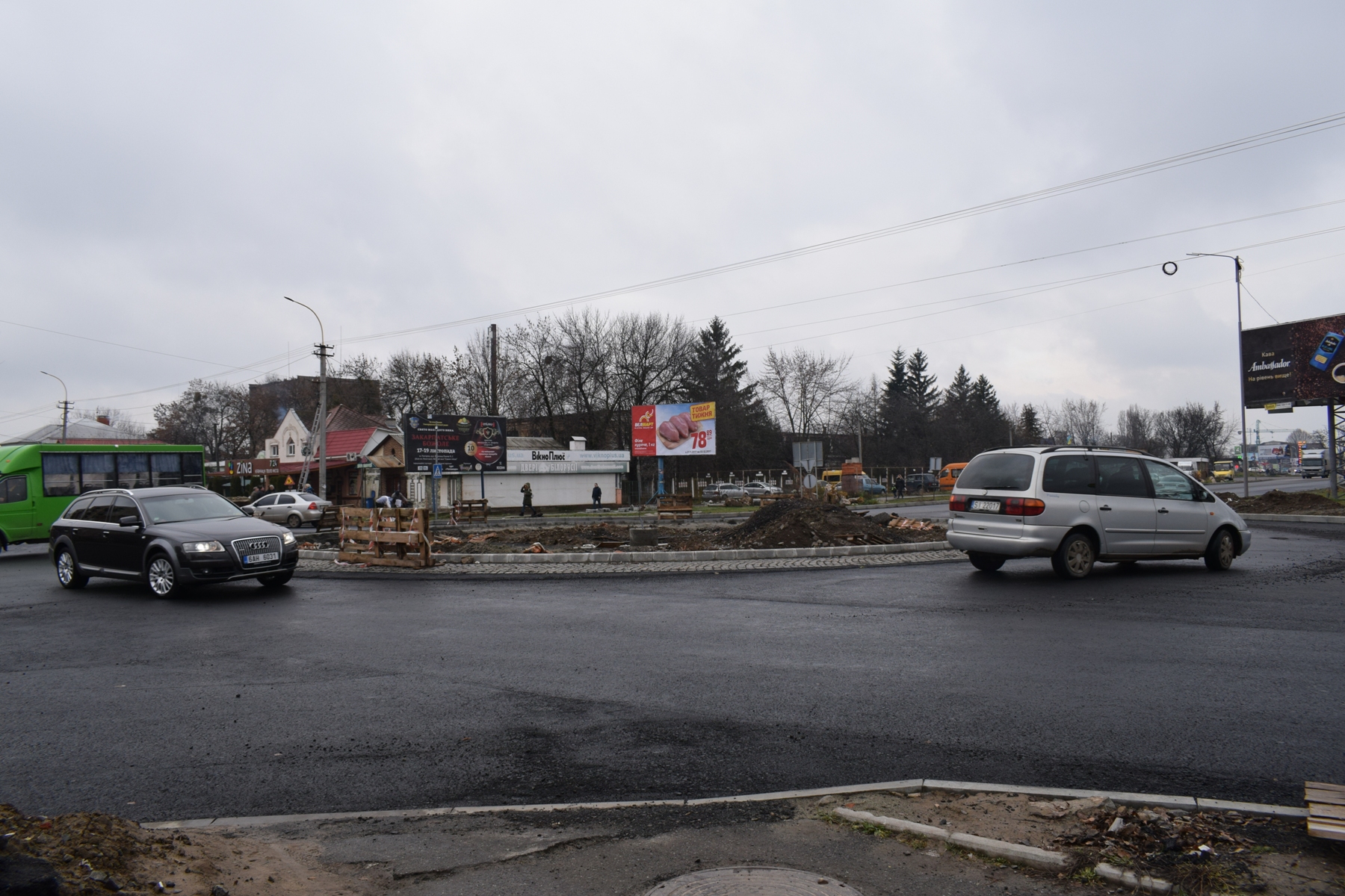 В Ужгороді на перехресті вулиць Легоцького-Бобяка-Перемоги облаштували транспортне коло