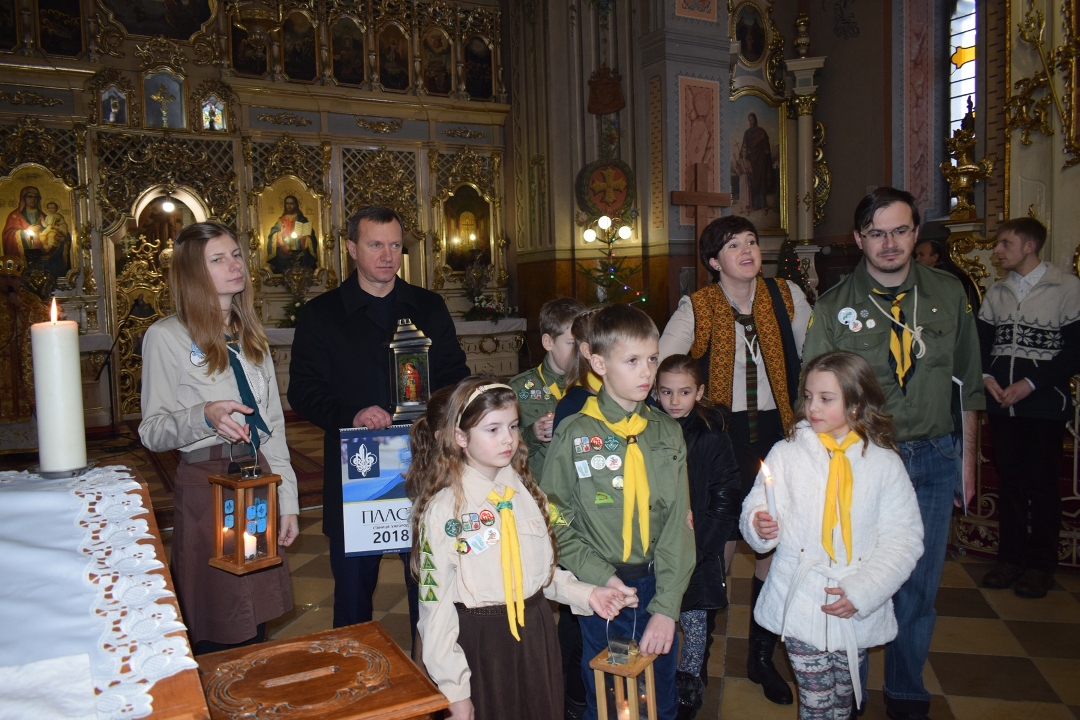 Пластуни традиційно передали Ужгороду Вифлеємський вогонь миру