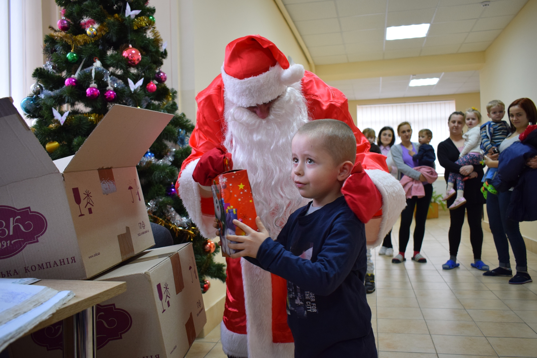 До маленьких пацієнтів Ужгородської дитячої лікарні завітав Дід Мороз із солодкими подарунками