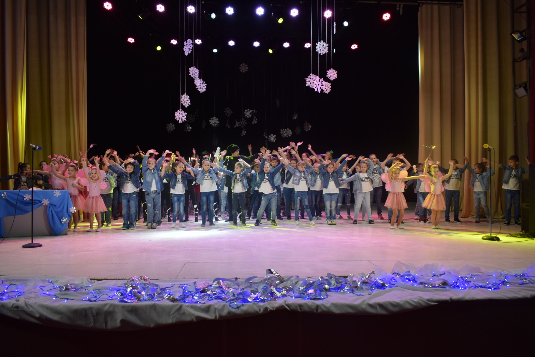 Із Днем Святого Миколая в Ужгороді привітали дітей-сиріт та позбавлених батьківського піклування, дітей-чорнобильців, а також діток з інвалідністю