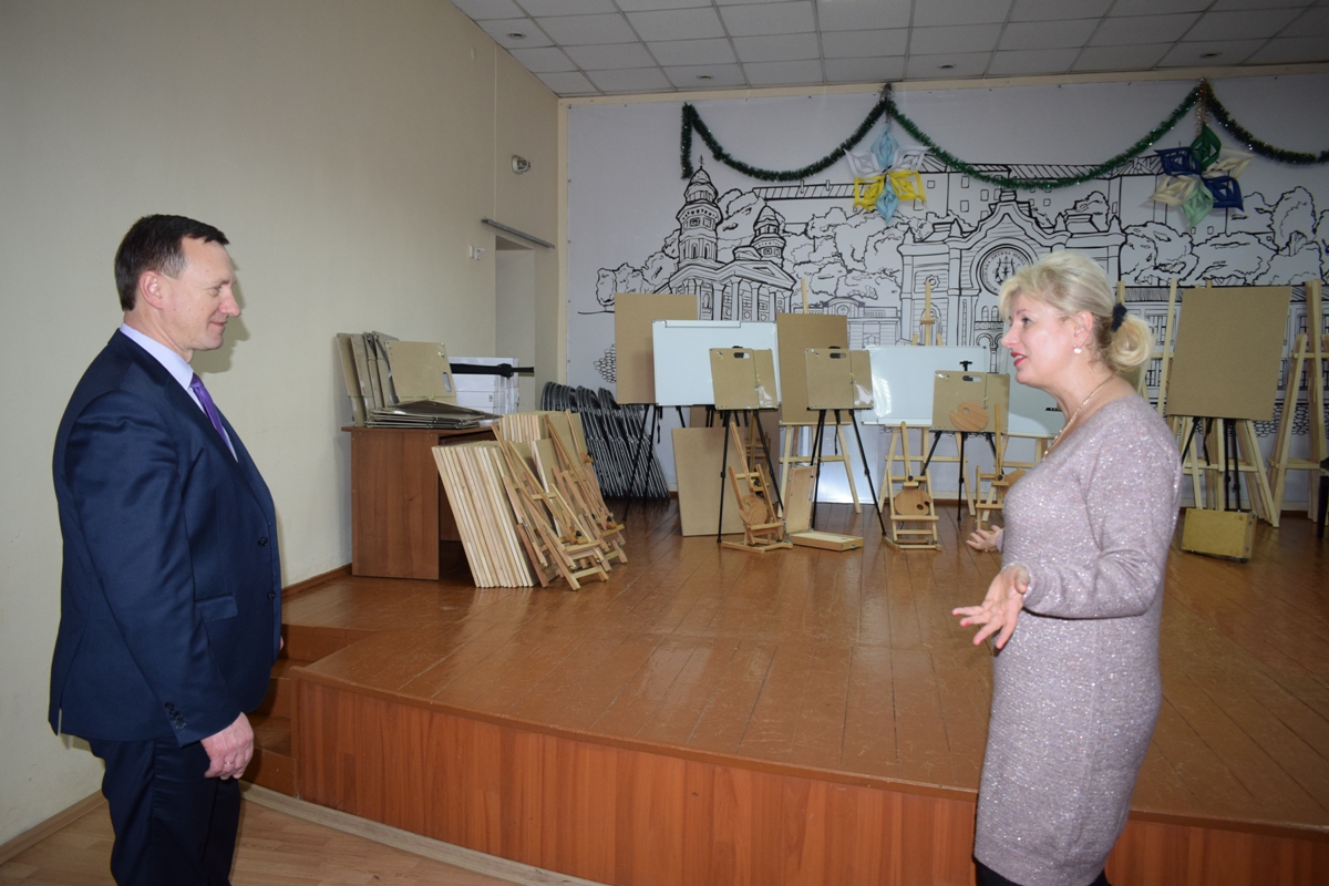 Двом навчальним мистецьким закладам Ужгорода придбали музичні інструменти, апаратуру, спеціалізоване приладдя