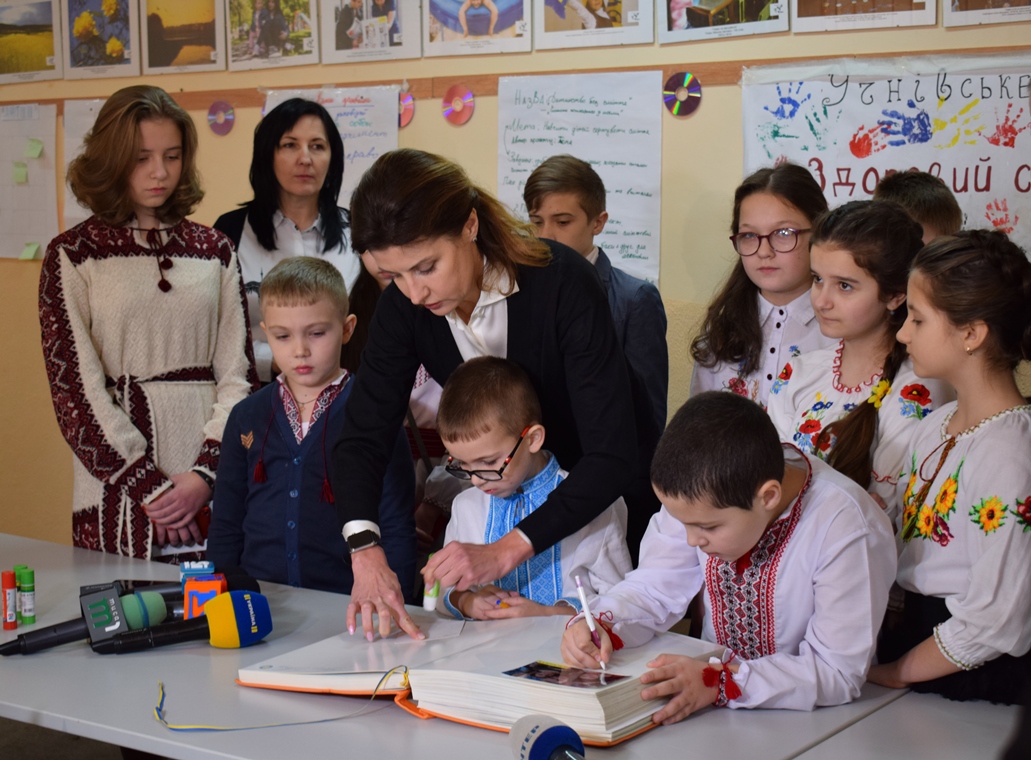 Ужгородські школярі долучилися до Всеукраїнського проекту “Книга миру”