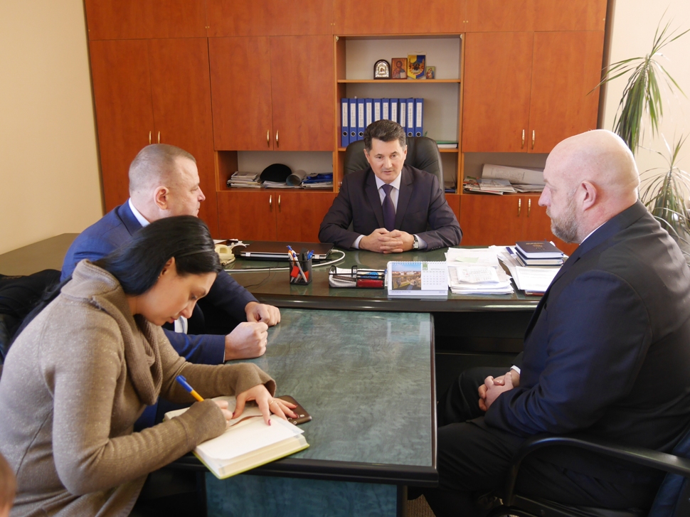 В Ужгородській міськраді відбулася зустріч із власниками земельних ділянок біля драмтеатру