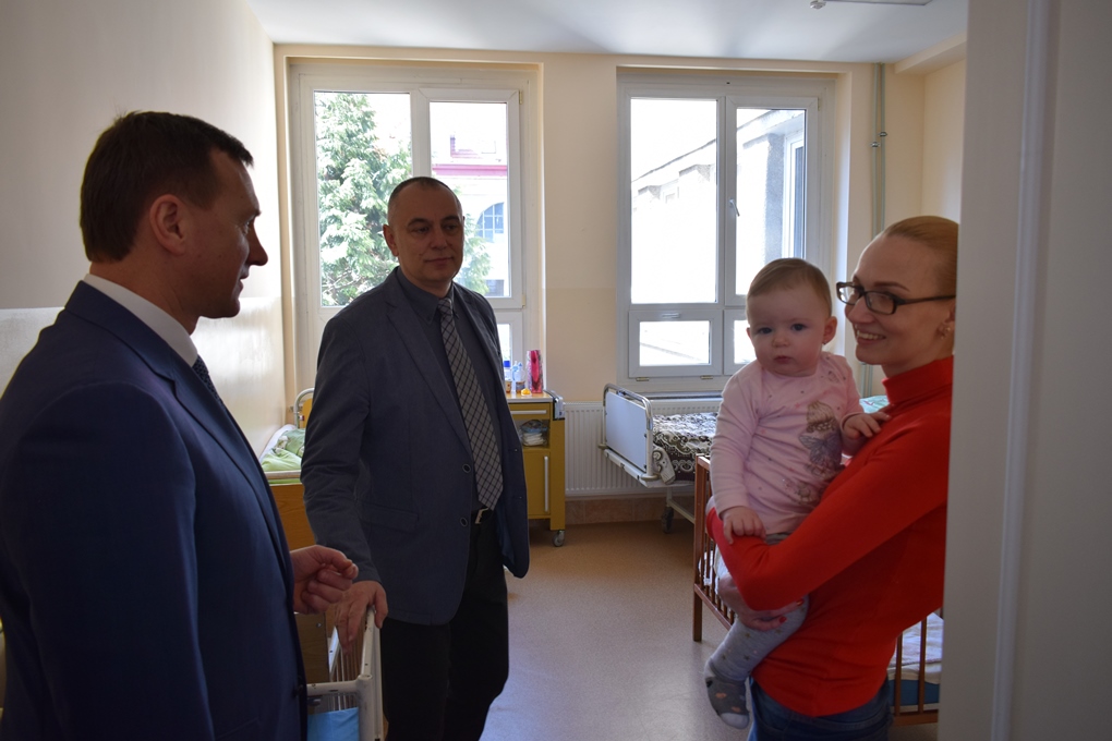 Міський голова Богдан Андріїв оглянув, як провели ремонт другого поверху дитячої лікарні