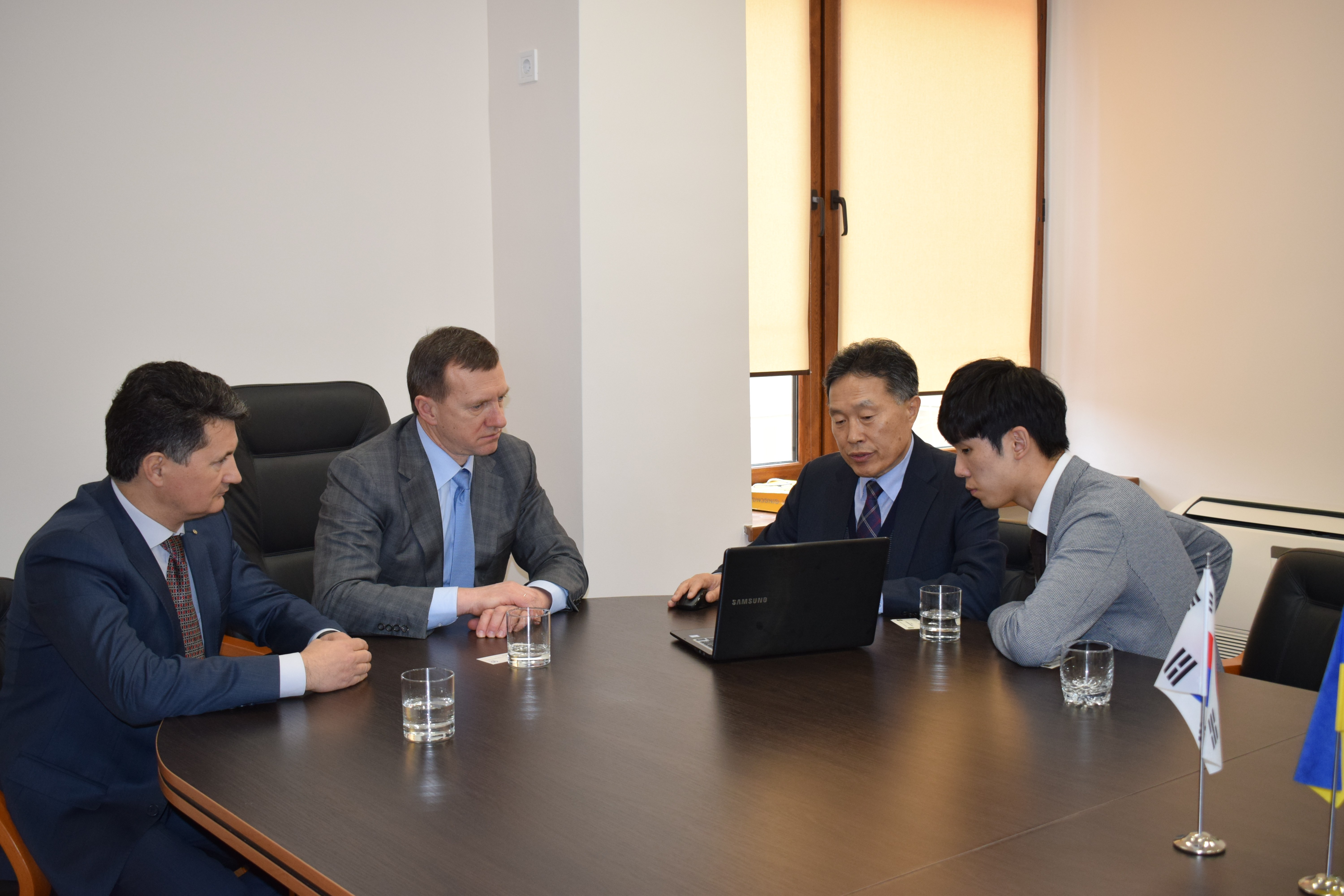 Міський голова Ужгорода Богдан Андріїв зустрівся з групою науковців із Південної Кореї