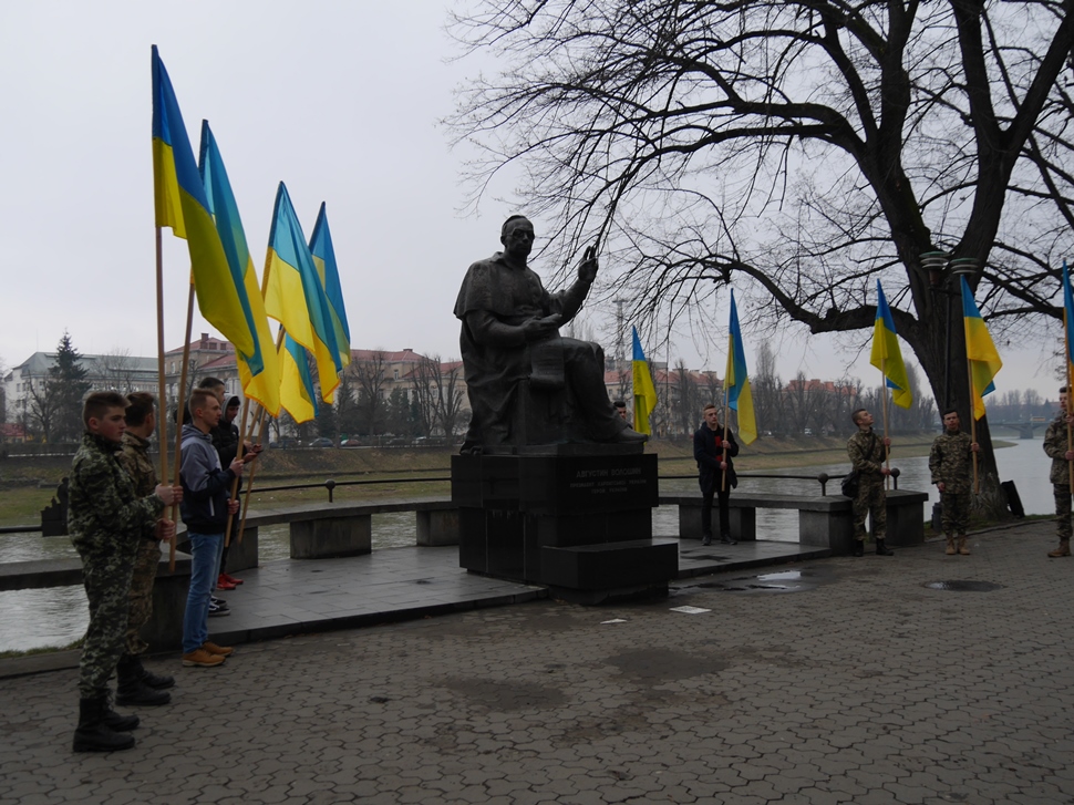 В Ужгороді відбулося покладання квітів до монументу президенту Карпатської України Августину Волошину