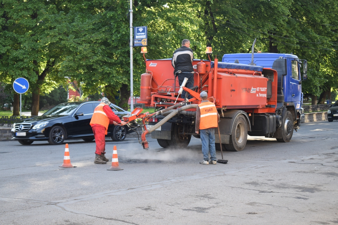 В Ужгороді триває поточний ремонт вулиць