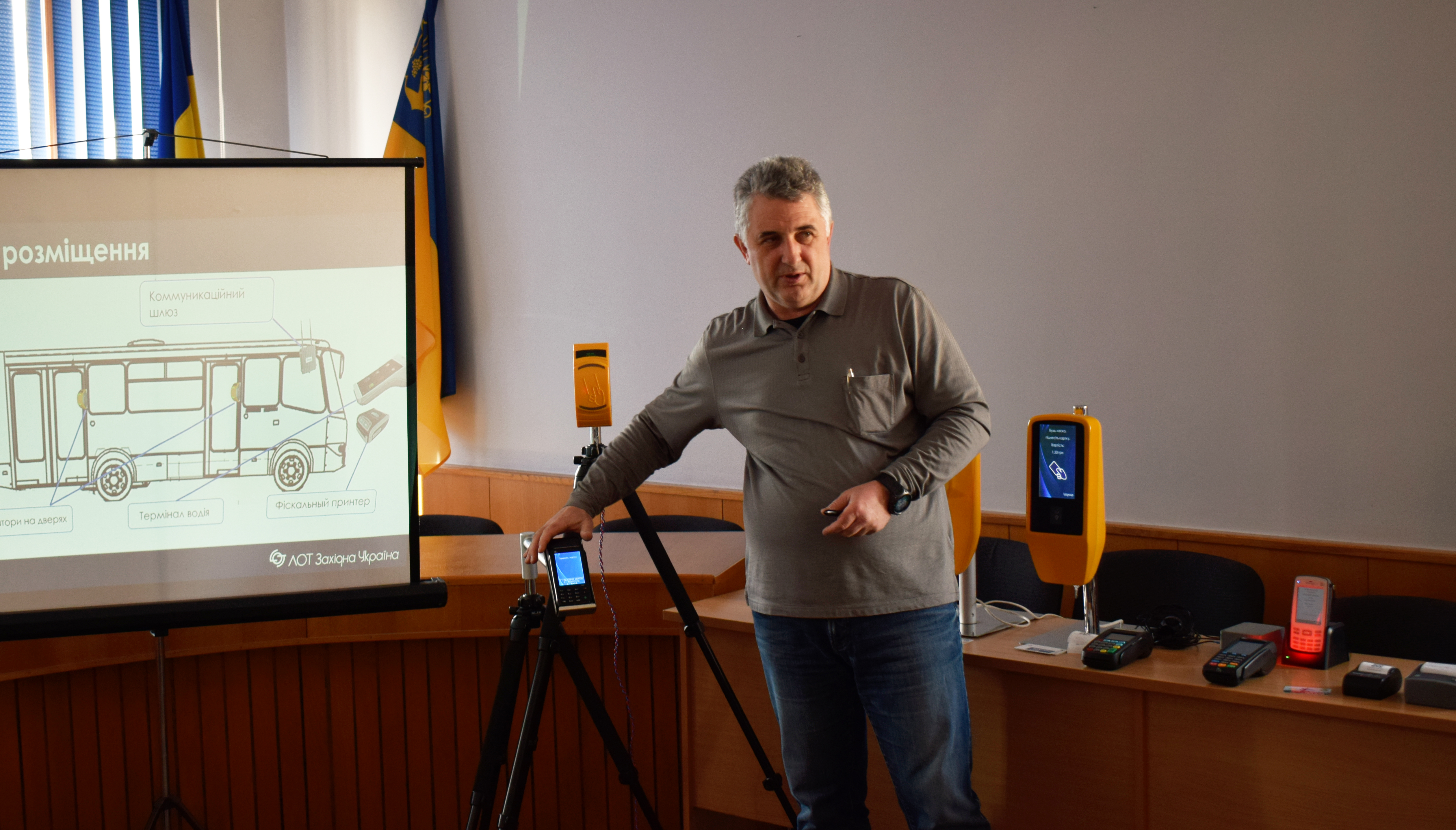 В Ужгородській міськраді презентували можливості системи оплати за проїзд у громадському транспорті