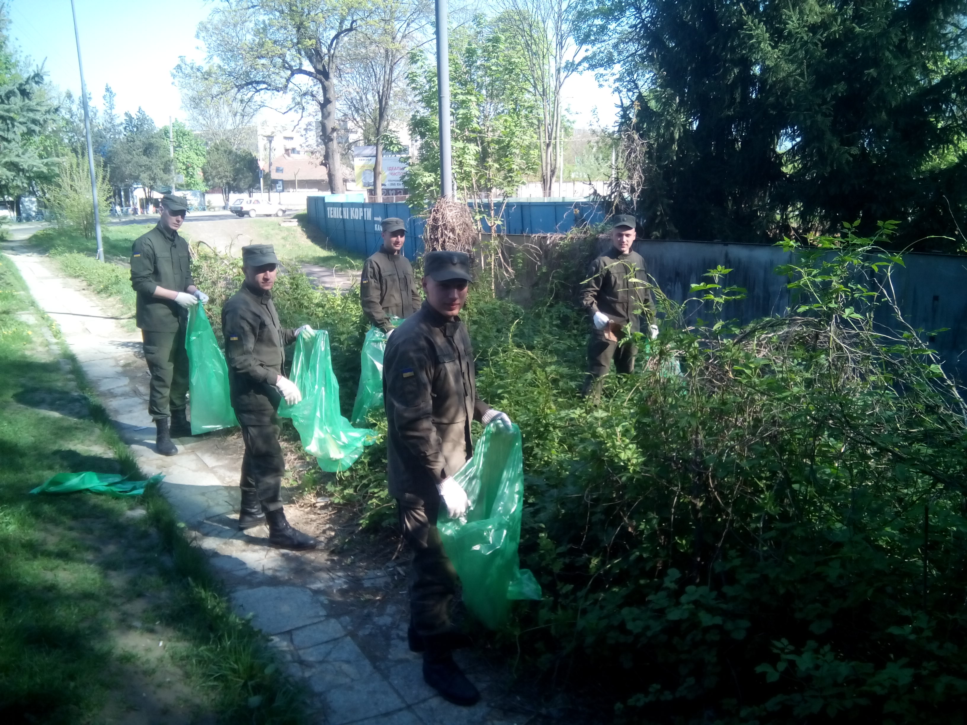 Службовці нацгвардії долучилися до міського суботника та прибрали у парку “Підзамковий”