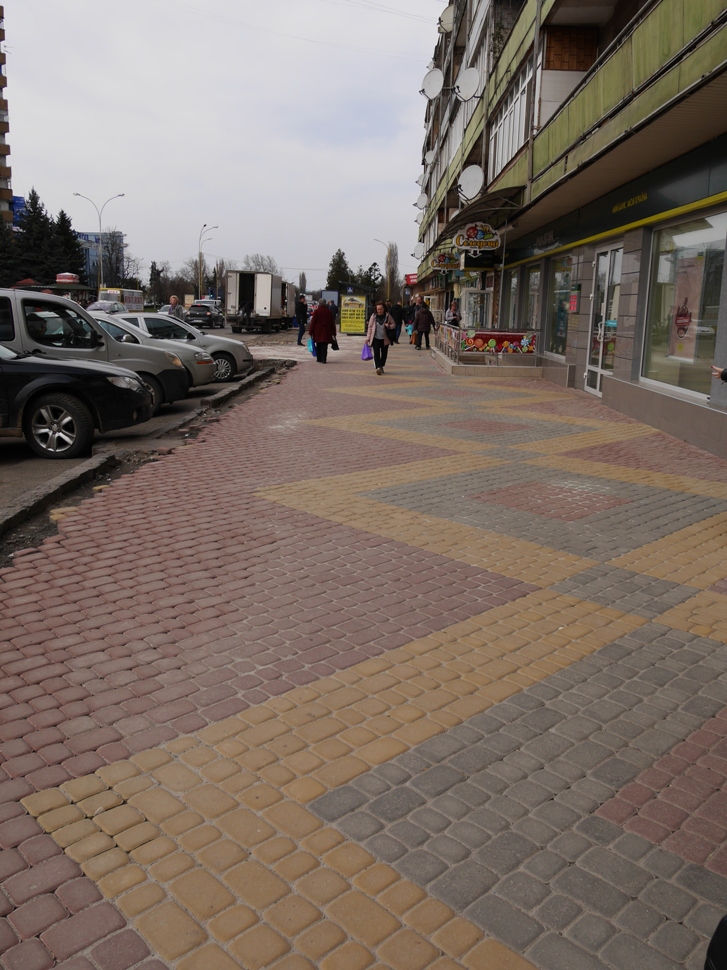 Завершують капітальний ремонт тротуару на проспекті Свободи