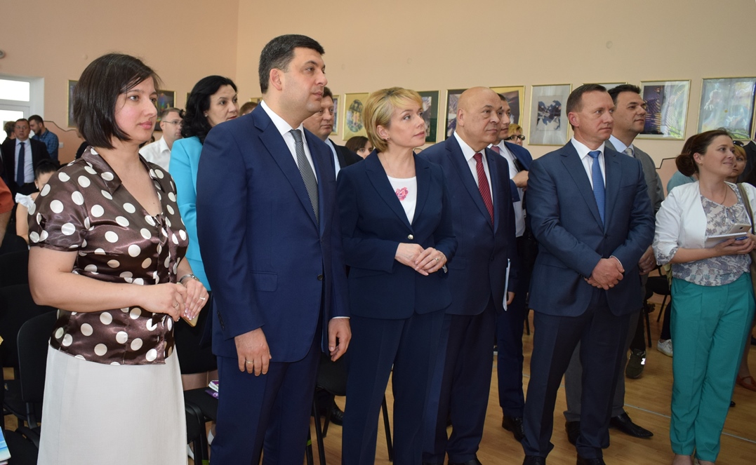 Прем’єр-міністр України Володимир Гройсман в Ужгороді відвідав школу з угорською мовою навчання