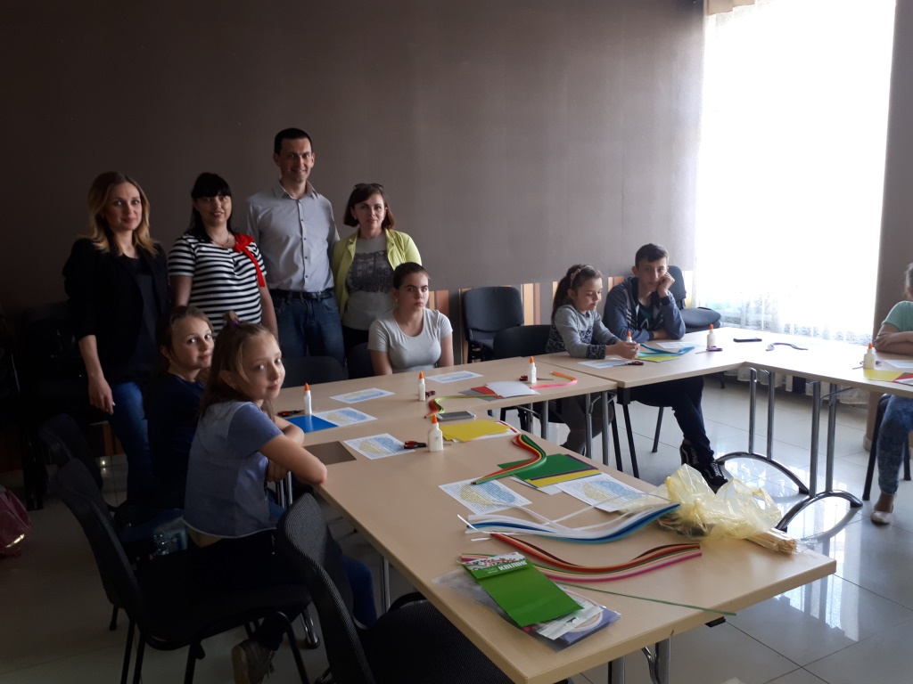 Для дітей з родин учасників АТО та тих, що перебувають під опікою, провели майстер-клас із квілінгу
