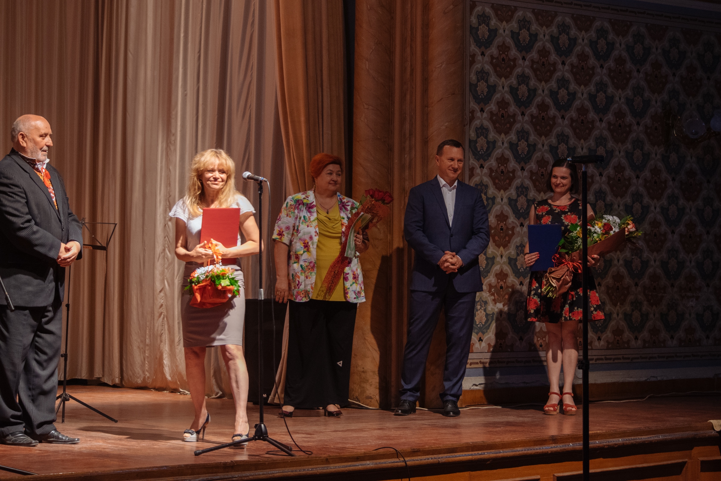 Міський голова Богдан Андріїв привітав народного артиста України Петра Матія із 75-річчям та 50-літтям творчості