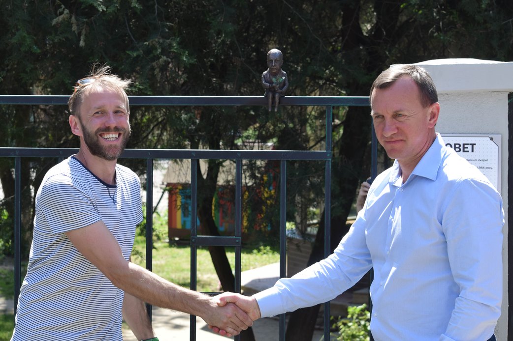 Нову огорожу парку Лаудона біля міської дитячої клінічної лікарні із міні-скульптуркою засновника цієї збірки екзотів презентували в Ужгороді