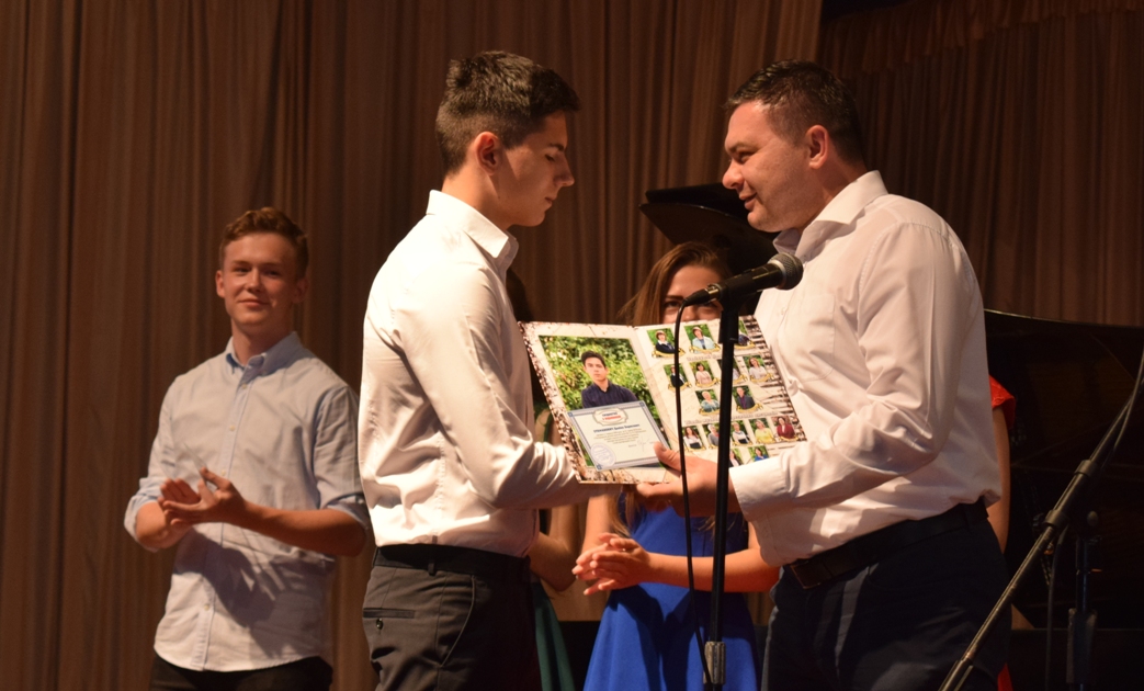 Випускникам Ужгородської дитячої музичної школи імені Петра Чайковського урочисто вручили свідоцтва про закінчення навчання