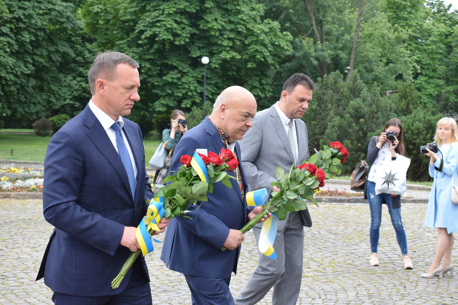 У рамках відзначення Дня Конституції України в Ужгороді поклали квіти до пам’ятників Тарасу Шевченку та Августину Волошину