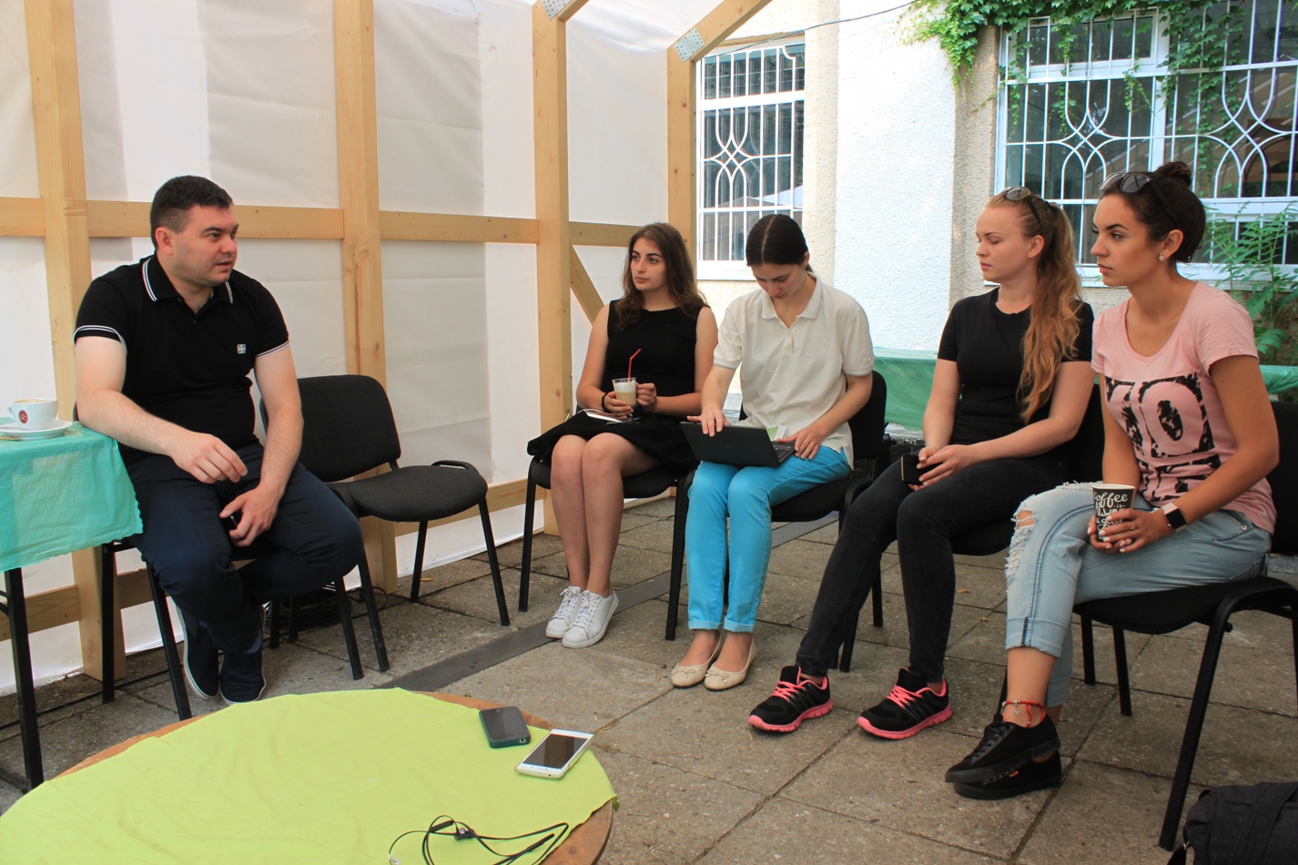 “Кава без краваток” у рамках “Майстерні міста” пройшла із заступником міського голови Ужгорода Олександром Білаком