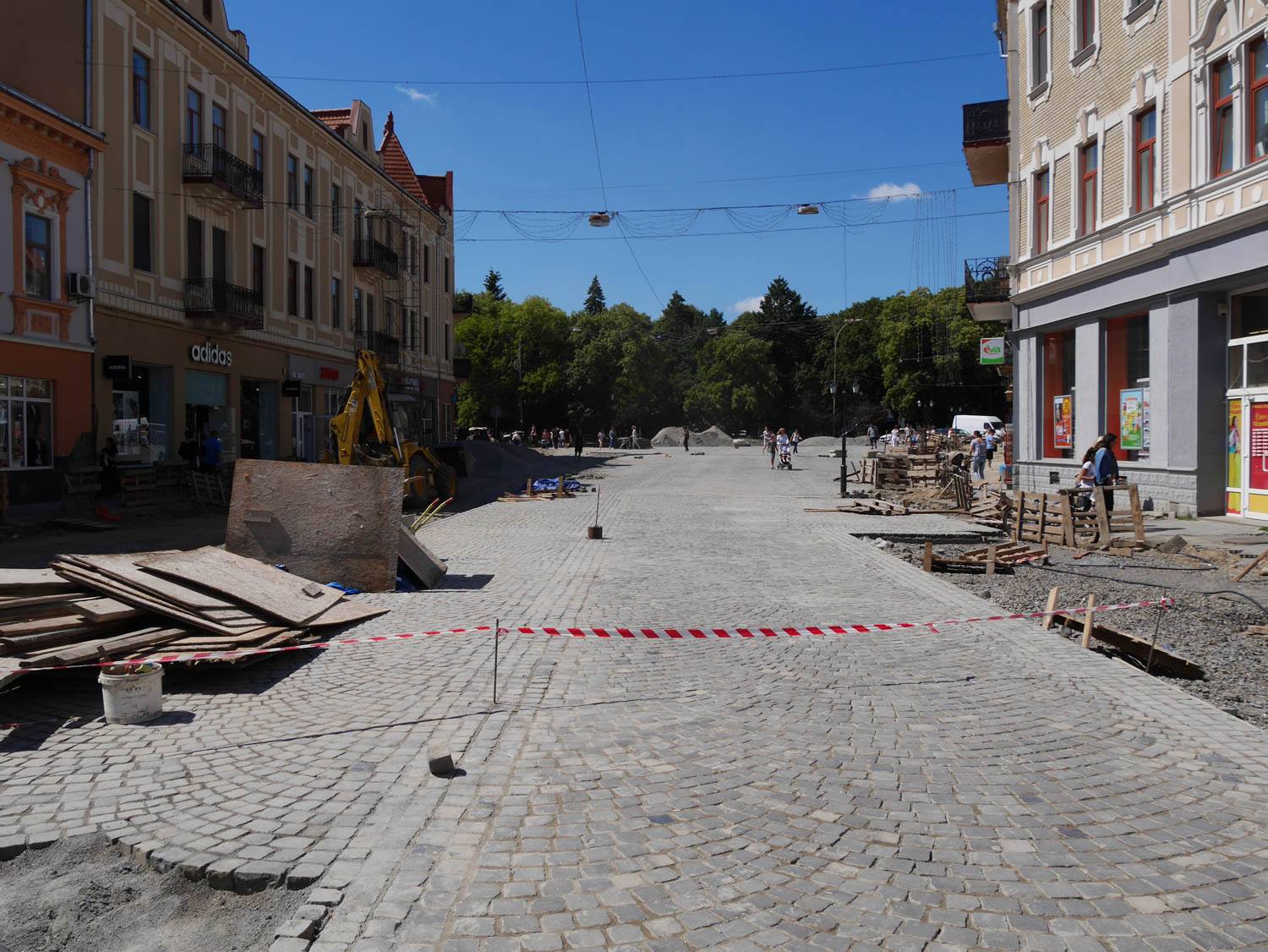 Міський голова доручив напрацювати концепцію впорядкування фасадів і вивісок магазинів та закладів на площі Шандора Петефі