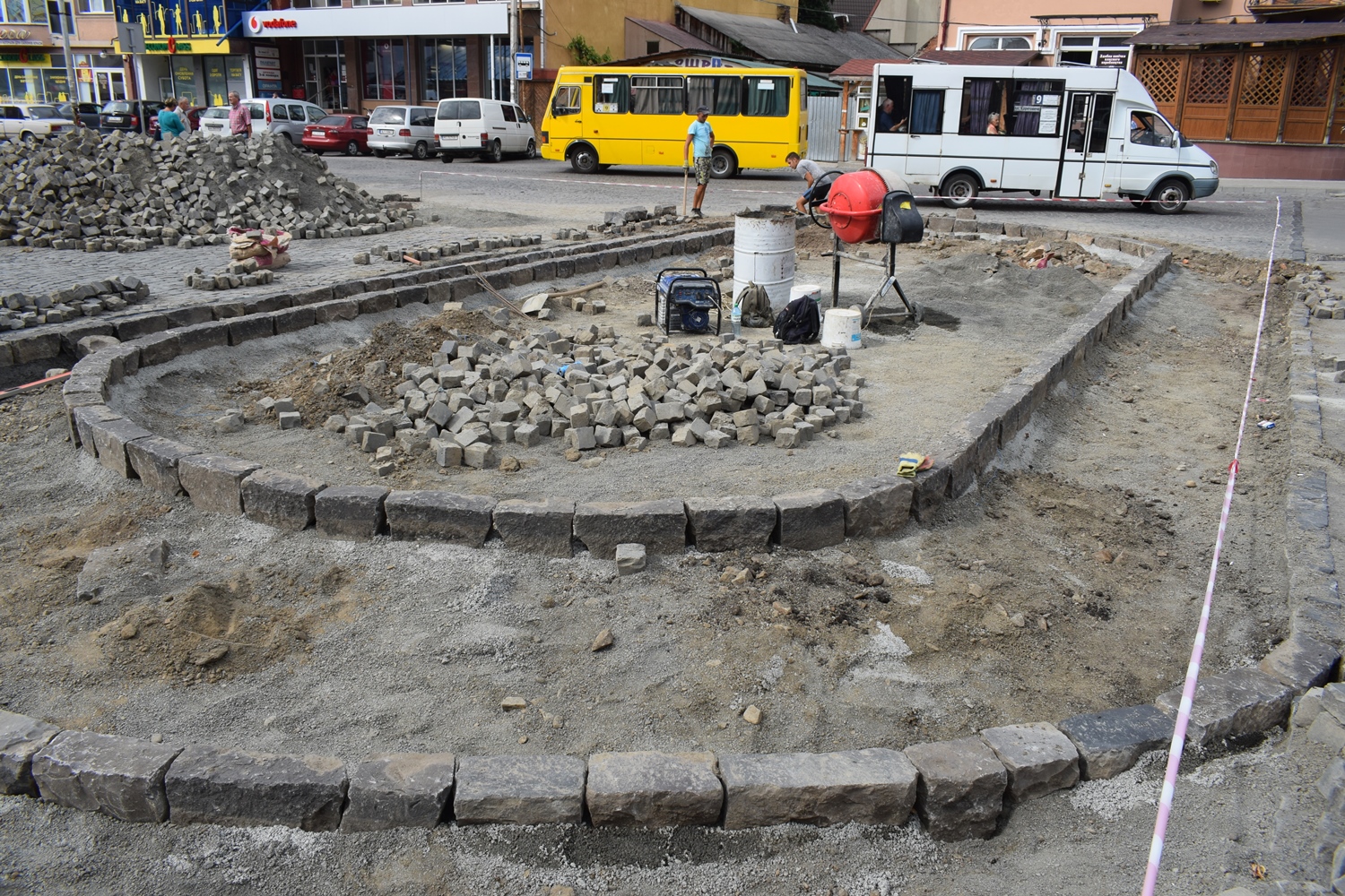 На перехресті вулиць Олександра Фединця та площі Корятовича в Ужгороді влаштовують транспортне коло