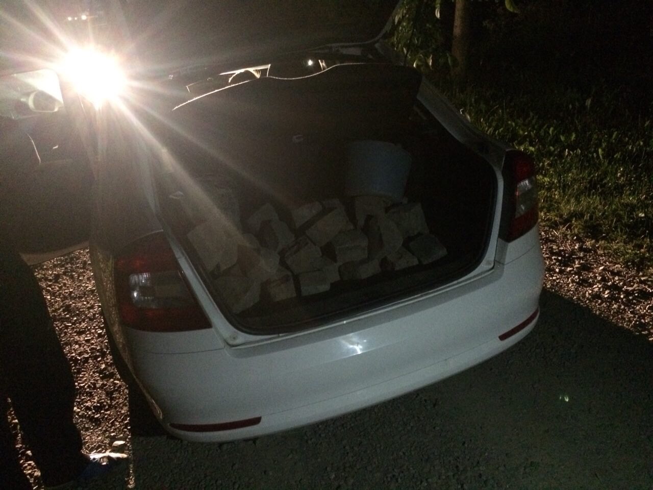 Уночі патрульні виявили кам’яну бруківку, очевидно, вкрадену з вулиць Ужгорода