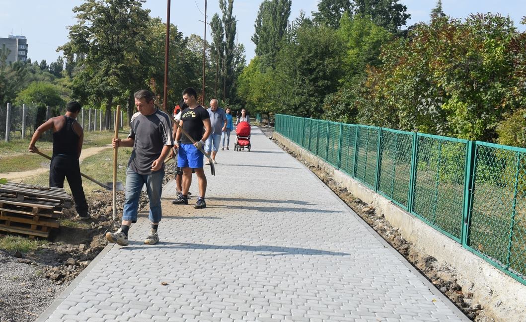Біля двох ужгородських шкіл облаштовують нові тротуари