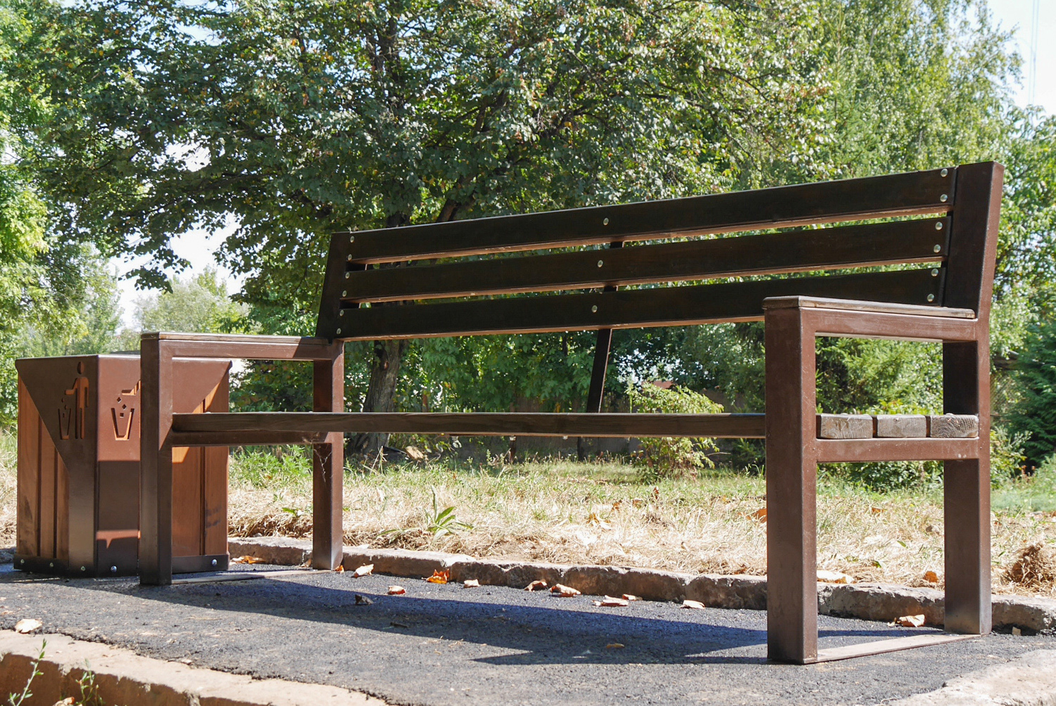 На Слов’янській набережній – нові лавочки та урни для сміття