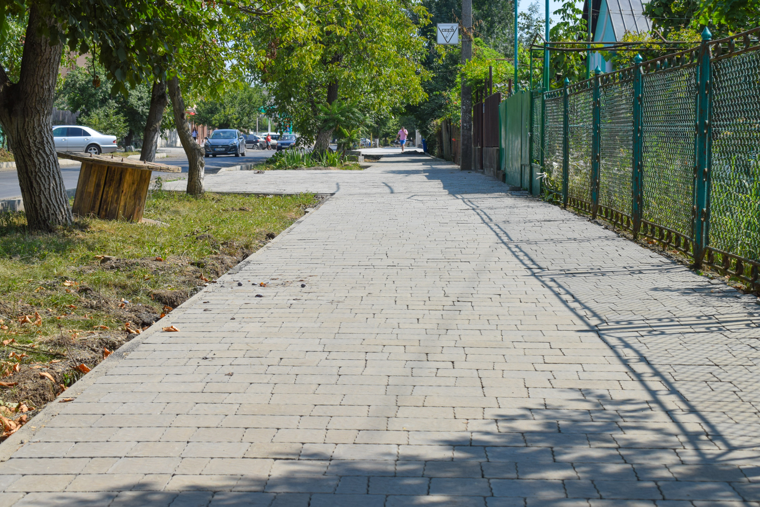 На вулиці Марії Заньковецької роблять нові тротуари