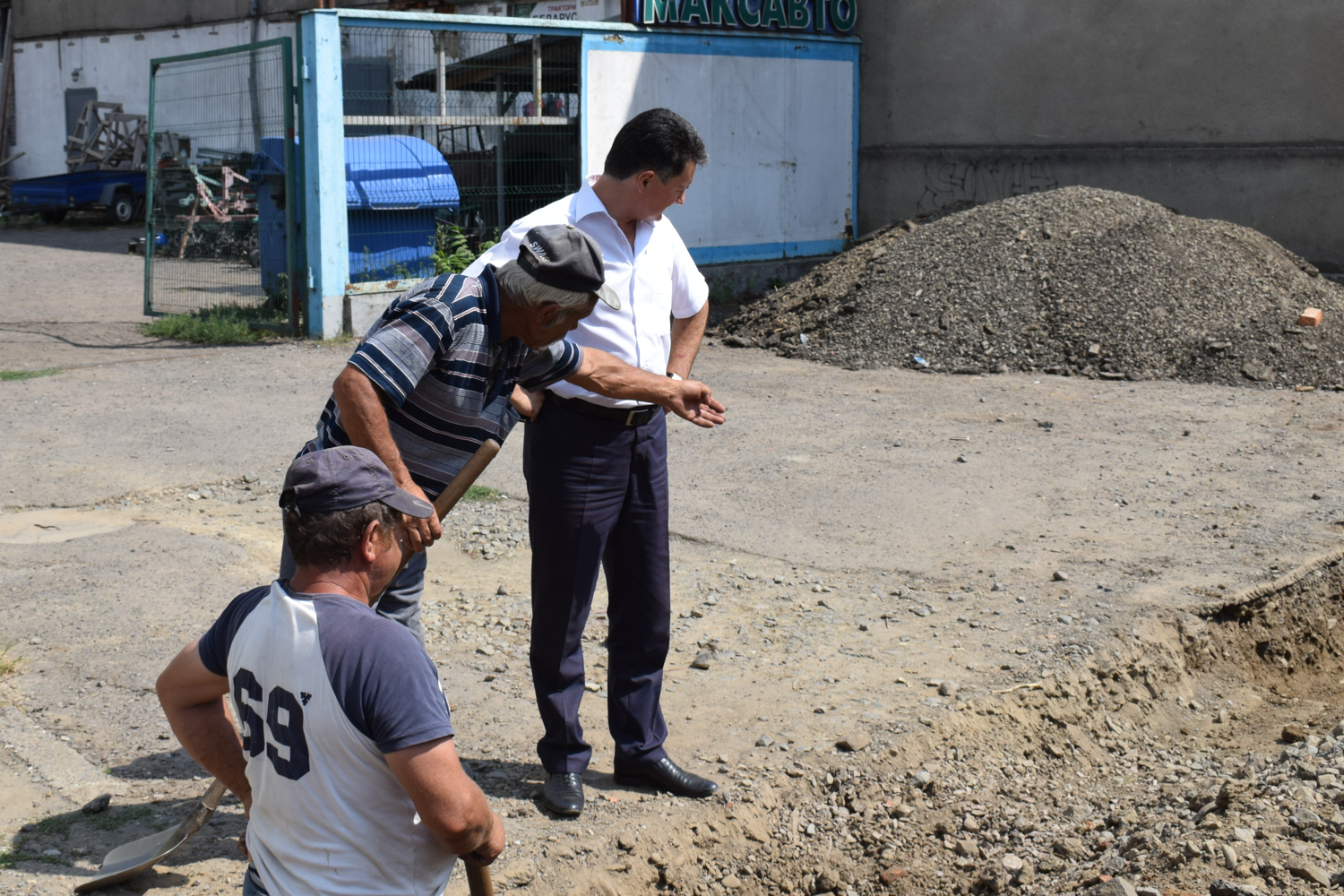 Ігор Фартушок оглянув, як проходить капітальний ремонт вулиці Шумної в Ужгороді