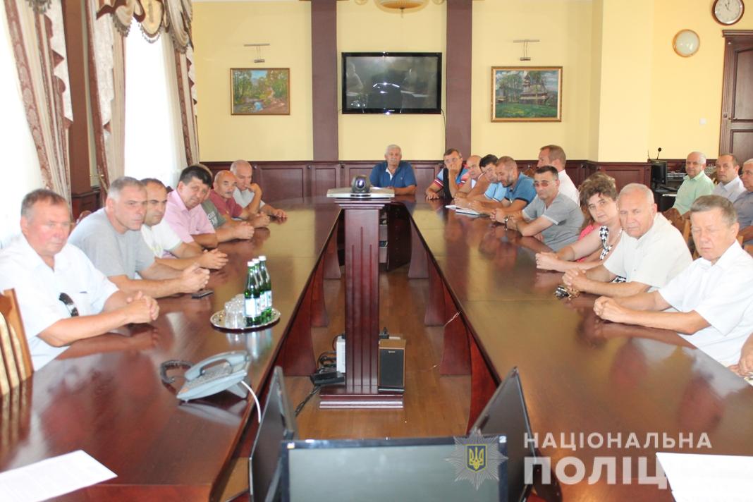 Працівники транспортного відділу міськради та ужгородські перевізники взяли участь у нараді правоохоронців, присвяченій безпеці громадян