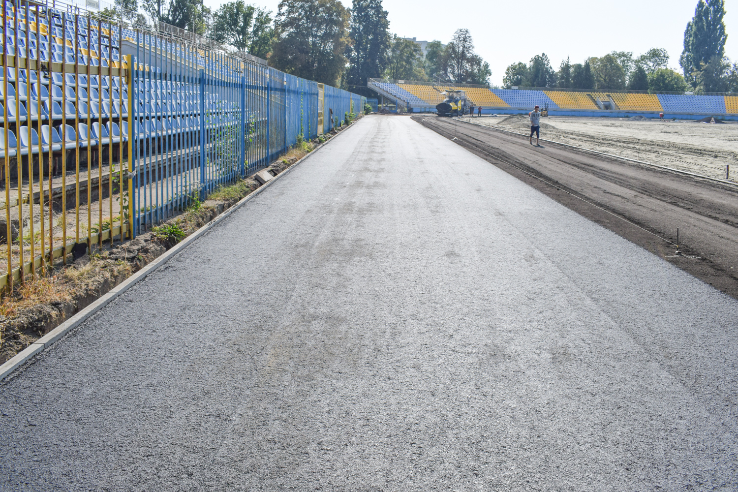 На ужгородському стадіоні «Авангард» ставлять нижній шар асфальтобетонної основи під гумове покриття