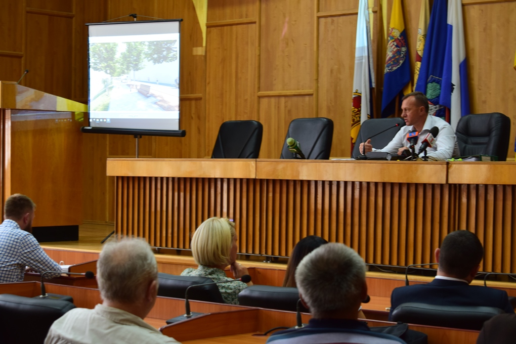 В Ужгородській міській раді вчергове провели зустріч щодо ремонту набережної Незалежності
