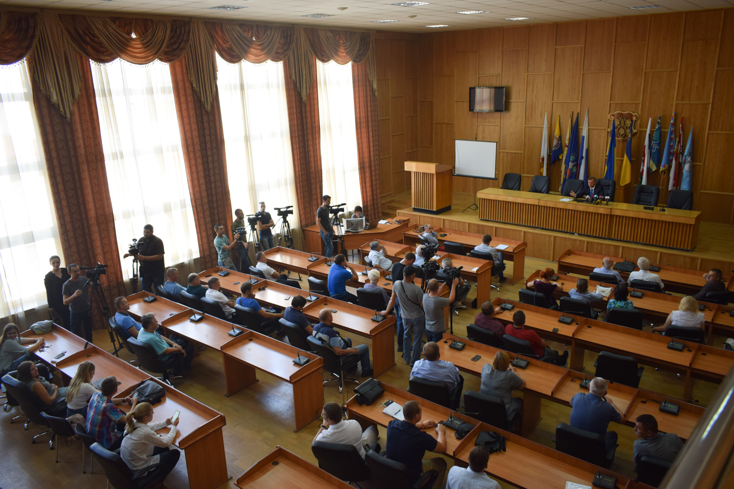 В Ужгородській міськраді сьогодні провели чергову зустріч щодо ремонту набережної Незалежності