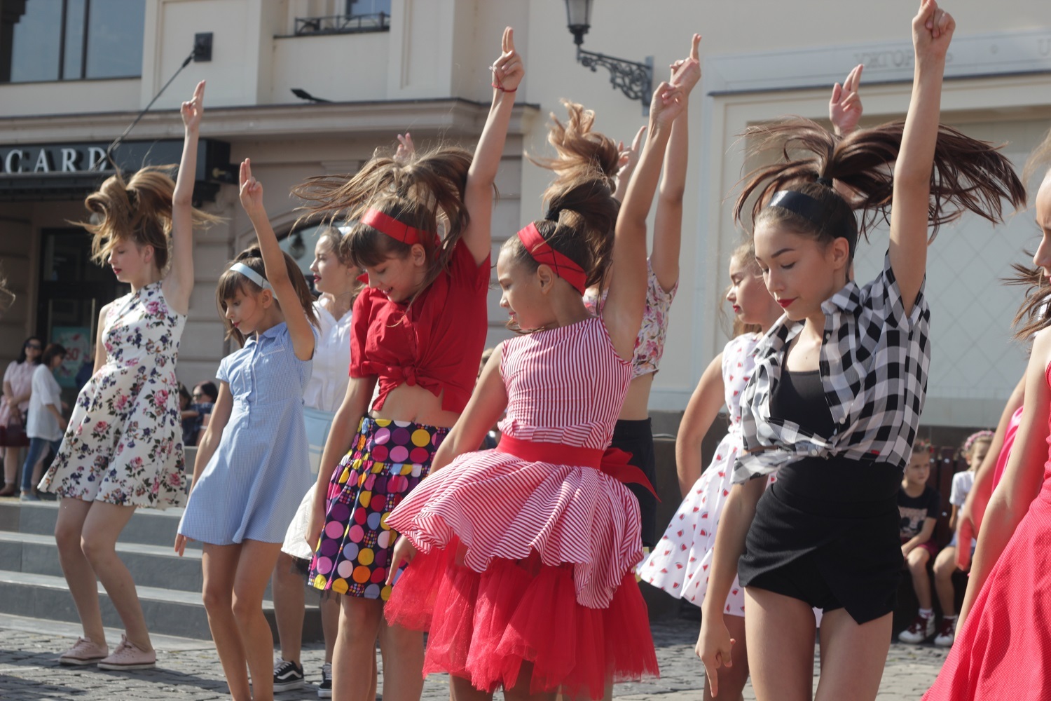 На вітання до Дня Ужгород вихованці студії “Бліц” залучили до танцю своїх батьків