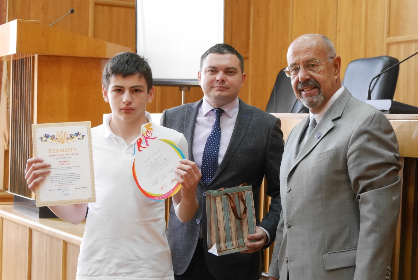 В Ужгородській міськраді привітали спортсменів, тренерів, викладачів шкіл і вишів  з Днем фізичної культури і спорту