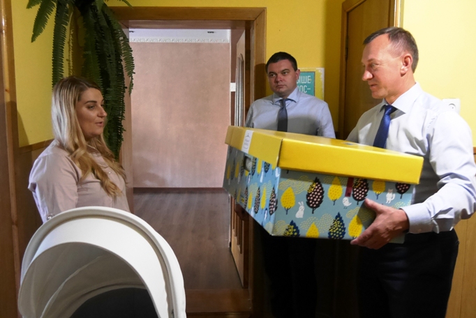 Перший “Пакунок маляти” вручив ужгородській родині міський голова Богдан Андріїв