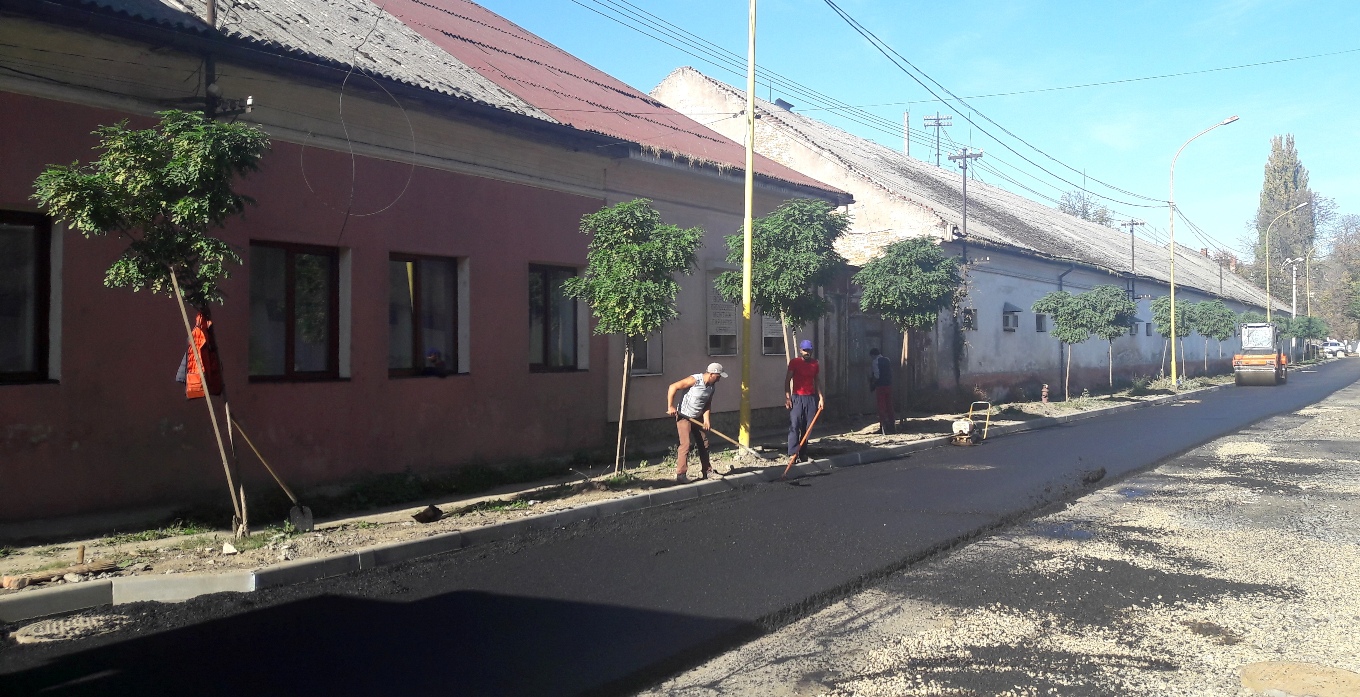 В Ужгороді роблять нижній шар асфальту на вулиці Шумній